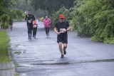 Botaniczna Piątka Warszawa 2022. Tłumy biegaczy wzięły udział w biegu w Ogrodzie Botanicznym PAN w Powsinie 