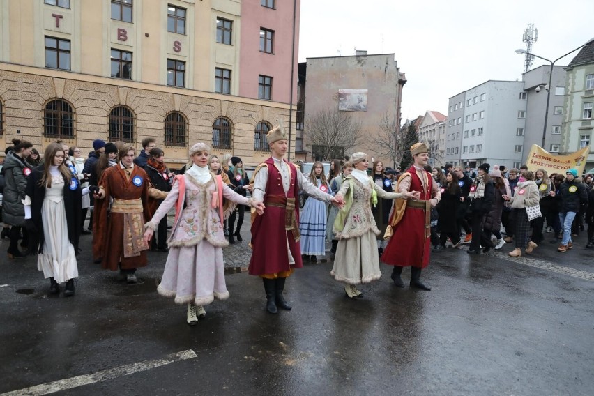 Maturzyści z Zabrza zatańczyli poloneza na ulicach miasta....