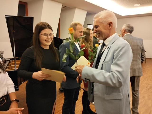 Justyna Dopierała z Turska po raz kolejny została laureatką konkursu „Młodzieżowa Nagroda Artystyczna”. Tym razem w kategorii muzycznej zajęła drugie miejsce