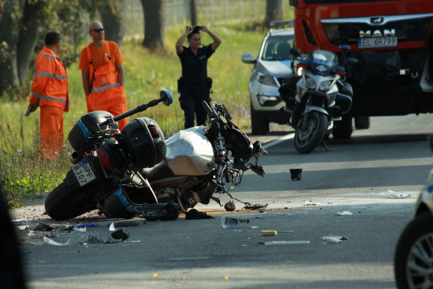 Wypadek na DK 12 w Kozeninie. Zderzenie ciężarówki z jadącym na motocyklu policjantem na służbie [ZDJĘCIA]