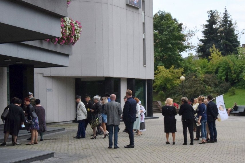 Teatralny hit w Kielcach. W niedzielę odbyła się premiera spektaklu Teatru TeTaTeT "Nazywam się Szwejk, Józef Szwejk" [ZDJĘCIA]