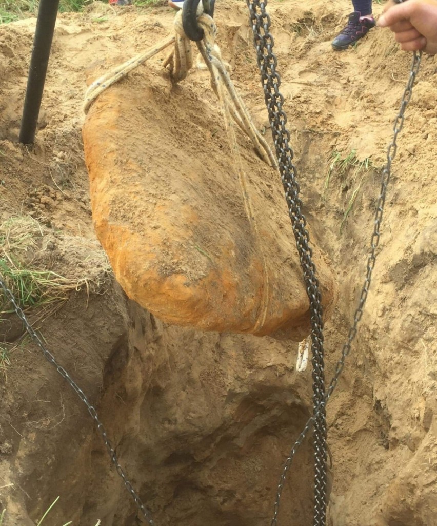 Poszukiwacze z Poznania znaleźli meteoryt na Morasku. To największy znaleziony tu okaz