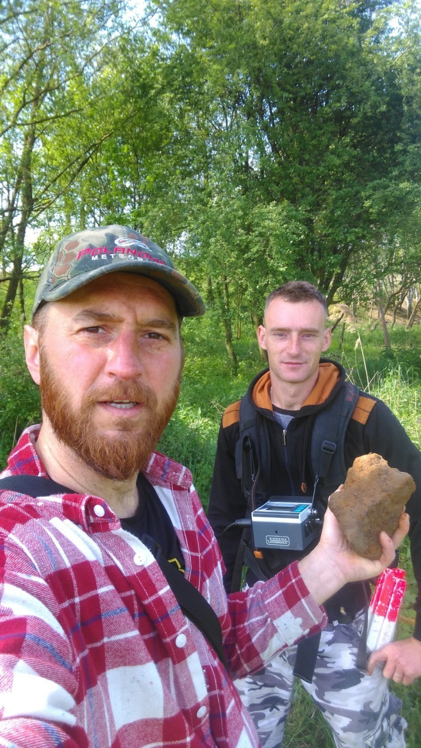Poszukiwacze z Poznania znaleźli meteoryt na Morasku. To największy znaleziony tu okaz