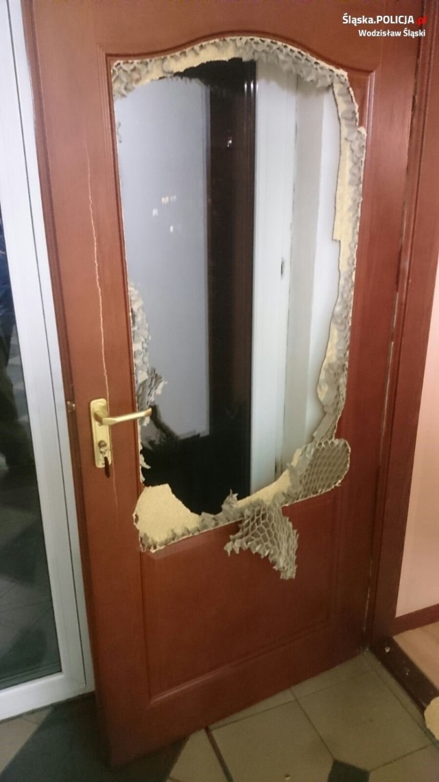 Tak wyglądają hotelowe drzwi po akcji policjantów
