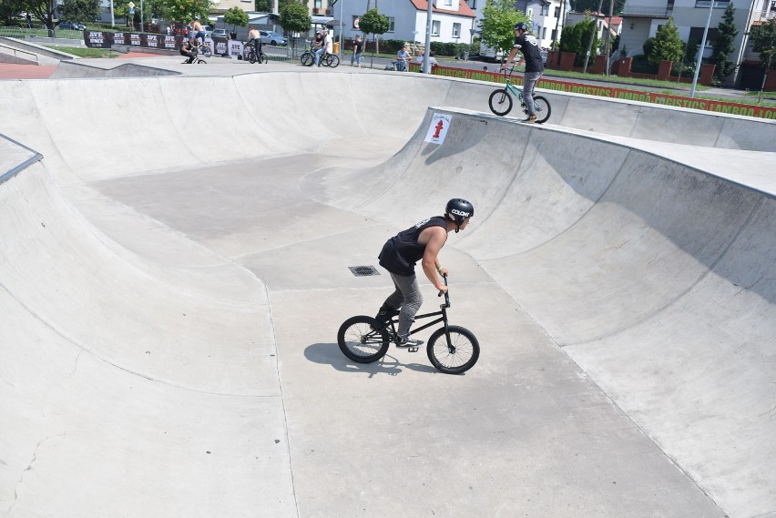 Szalone triki BMX-ów  na skateplazie w Lesznie