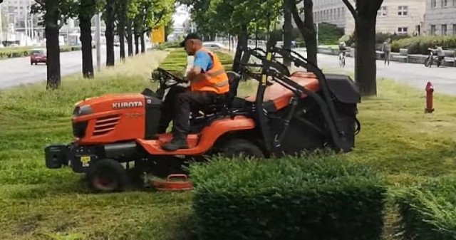 Rozpoczęło się wielkie koszenie trawników we Wrocławiu [FILM] | Wrocław  Nasze Miasto