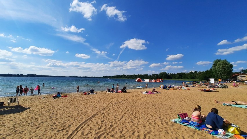 Czysta woda, szeroka i długa plaża, kapitalne zaplecze - to...