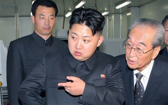 Kim Dzong Un (w środku). Nie wiadomo ile dokładnie lat ma nowy przywódca Korei Północnej. Według różnych źródeł, Un mógł przyjść na świat w latach 1982-1984.