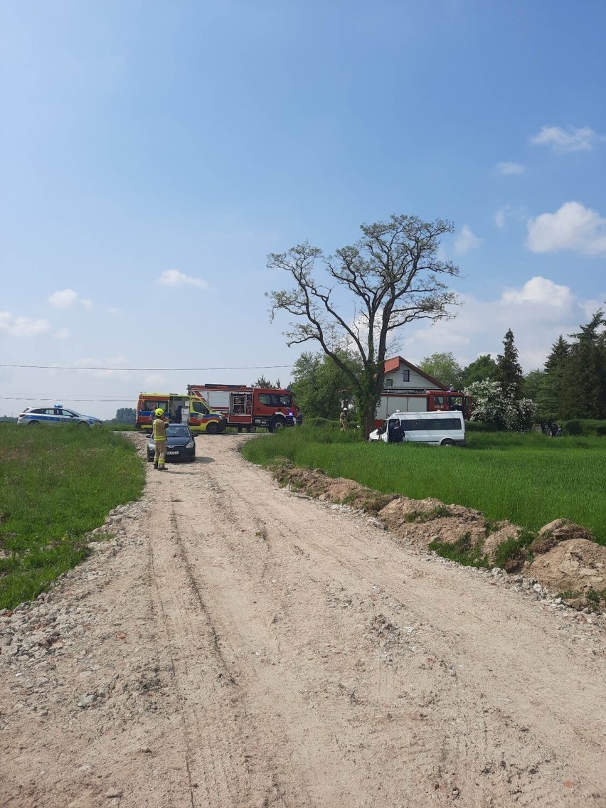 Poważny wypadek busa w Bziance. Na miejscu zdarzenia lądował śmigłowiec Lotniczego Pogotowia Ratunkowego [ZDJĘCIA]