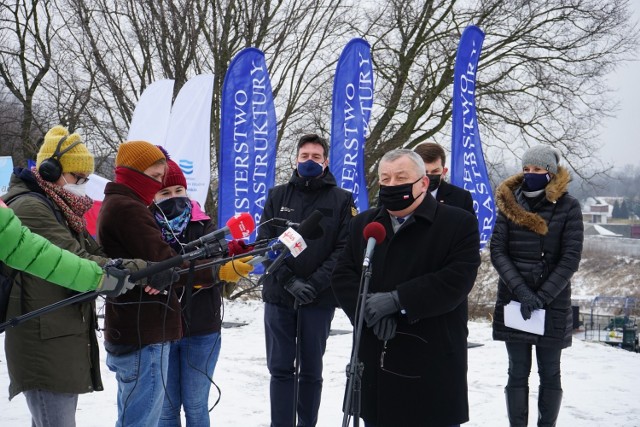 Minister Andrzej Adamczyk na inauguracji modernizacji 20 km wałów przeciwpowodziowych w Krakowie