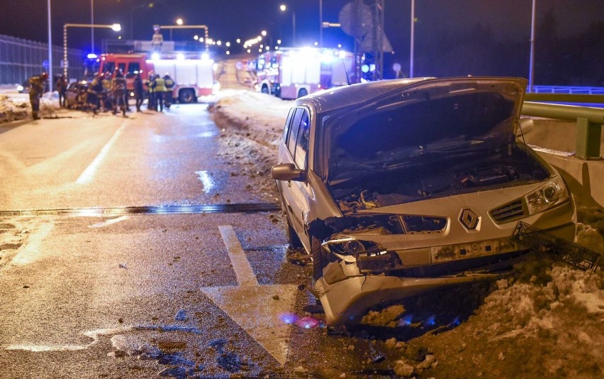 Zderzenie trzech samochodów na obwodnicy Przemyśla. Kierująca alfą romeo nie ustąpiła pierwszeństwa [ZDJĘCIA]