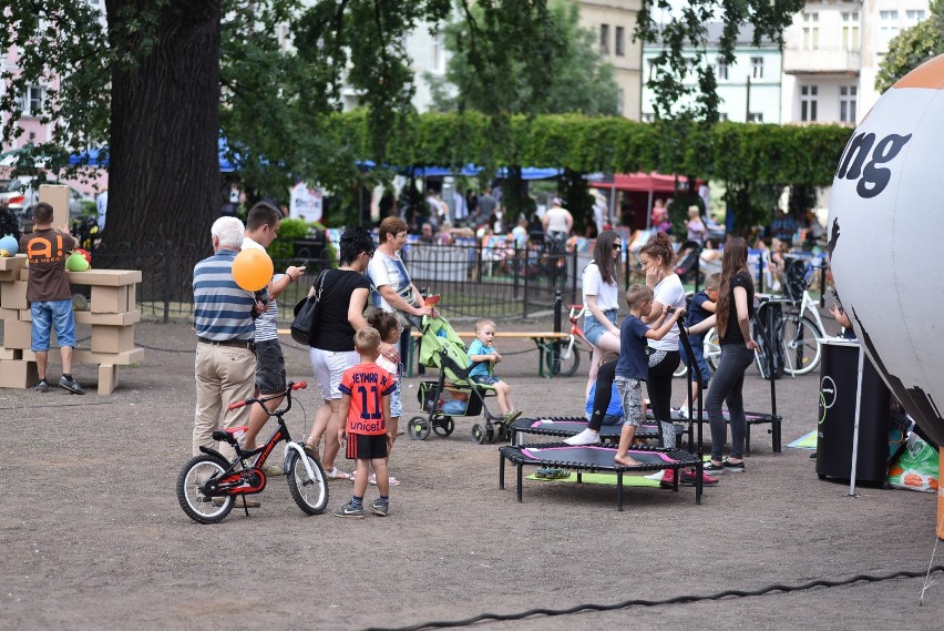 Śniadania pod chmurką na placu Metziga są coraz popularniejsze