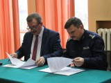 Będzie więcej patroli policji w gminie Lutomiersk. Komendant podpisał umowę z wójtem