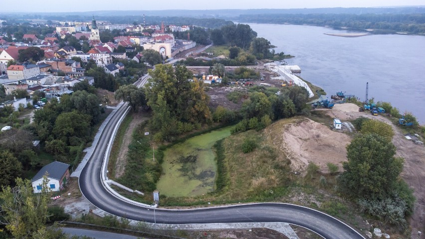 Trwają też prace przy ciągu pieszo-rowerowym, który zostanie...