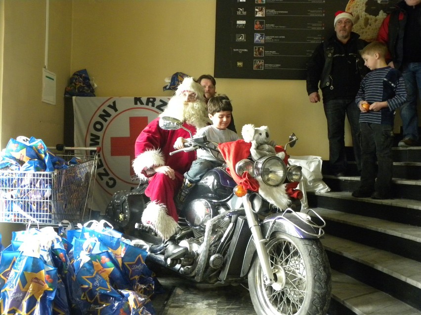 Mikołaje na motorach rozdali prezenty podopiecznym domów dziecka z Zabrza oraz Gliwic