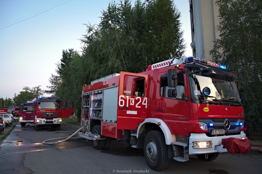 Tarnów. Spłonęło mieszkanie w bloku przy ul. Klikowskiej. Lokator poparzony, sąsiedzi ewakuowani [ZDJĘCIA]