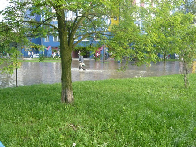 Woda w centrum Kozanowa, poza obwałowaniami, mieszkańcy...