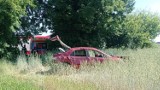 Groźny wypadek koło Czerniewic. Kierująca wypadła z zakrętu i wjechała w pole. Dwie osoby poszkodowane [ZDJĘCIA]
