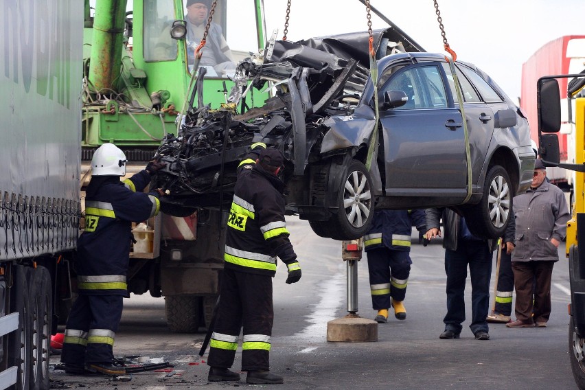 Tragiczny wypadek pod Piotrkowem: Toyota wbiła się w scanię. Małżeństwo ze Śląska nie żyje [ZDJĘCIA]
