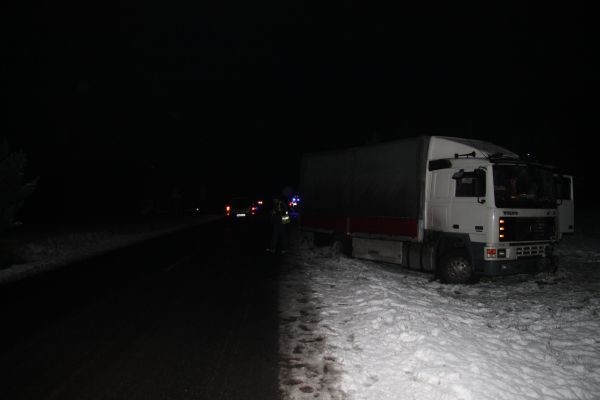 Wypadek Chełmek: ciężarówka wjechała w zaparkowanego opla [ZDJĘCIA]