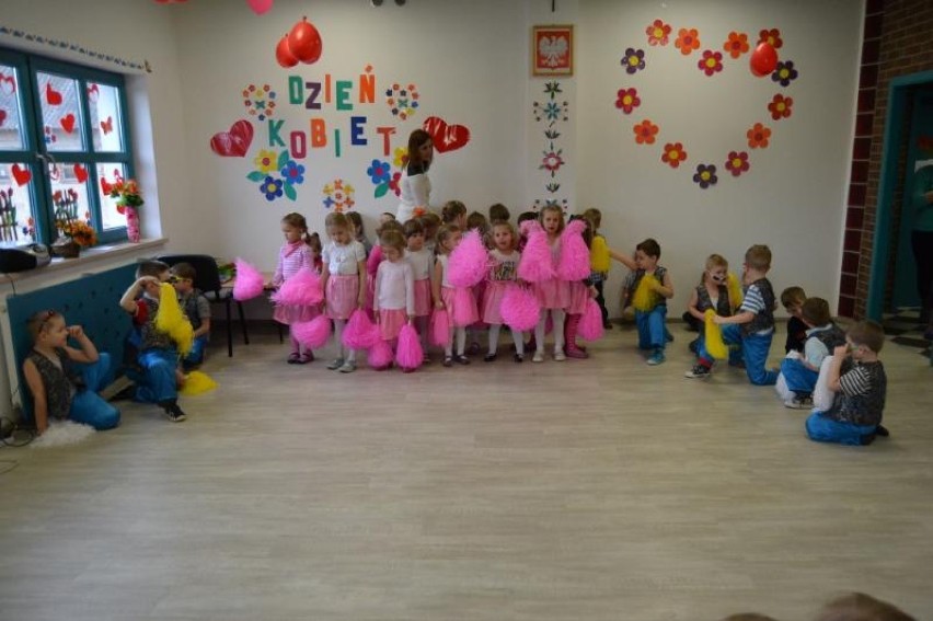 Dzień Kobiet w przedszkolu w Chmielnie