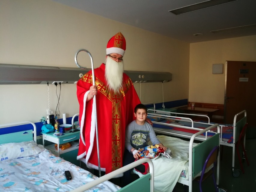 Święty Mikołaj w lublinieckim starostwie i szpitalu powiatowym. Wychowankowie ośrodka szkolno - wychowawczego ozdobili choinkę ZDJĘCIA