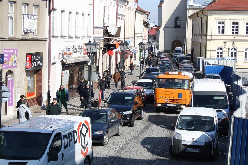 Ruch stanął całkowicie, gdy przez Rynek próbował przejechać...