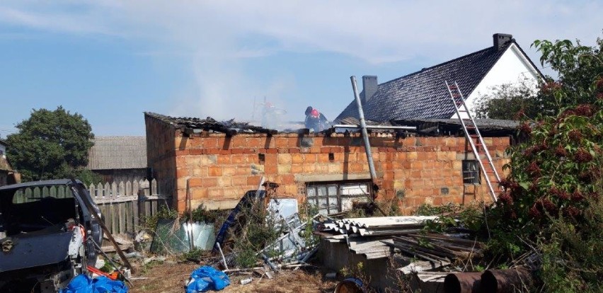 Pożar zabudowań w Koninie. Ogień zauważył strażak po służbie