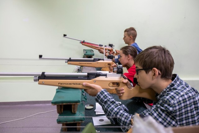 Przez cały lipiec (od poniedziałku do piątku w godz. 11-14) CWZS Zawisza Klub Strzelecki zaprasza młodzież w wieku 12-16 lat na bezpłatne zajęcia strzeleckie.