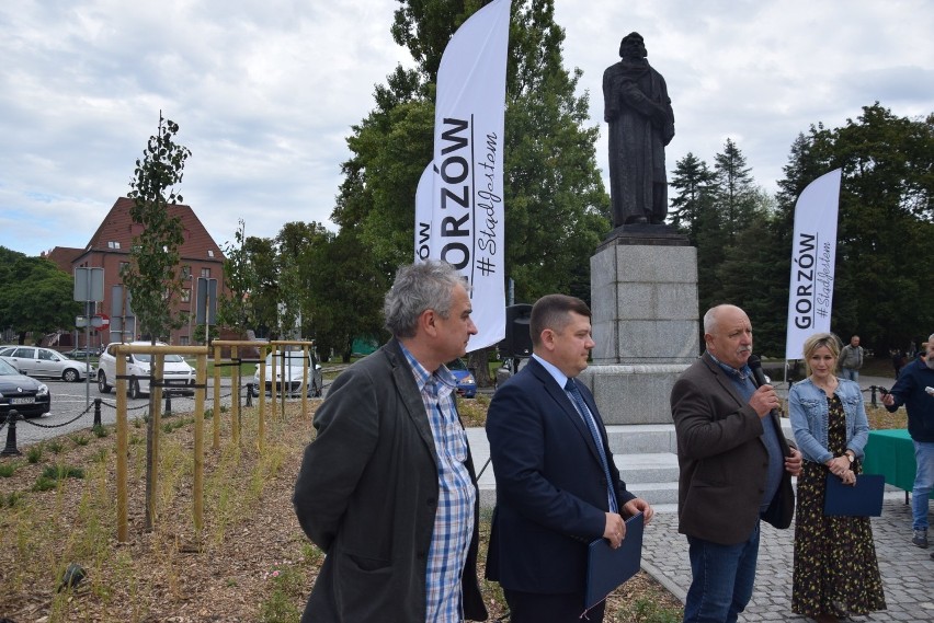 Kapsuła czasu została zdeponowana pod cokołem pomnika.