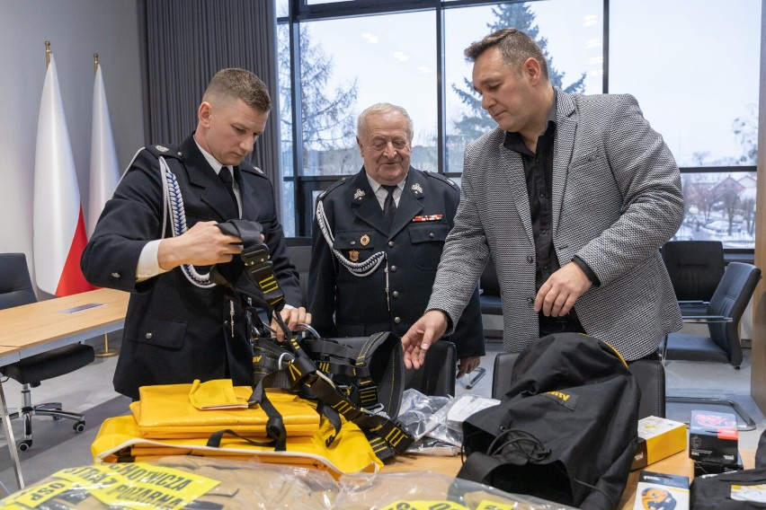 Sprzęt pożarniczy i ratowniczy trafił do jednostki OSP w Zubrzycy Wielkiej 