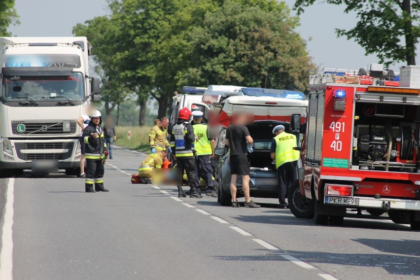 Wypadek konwoju ze znaczną ilością pieniędzy z samochodem dostawczym. 2 osoby poszkodowane [ZDJĘCIA + FILM]