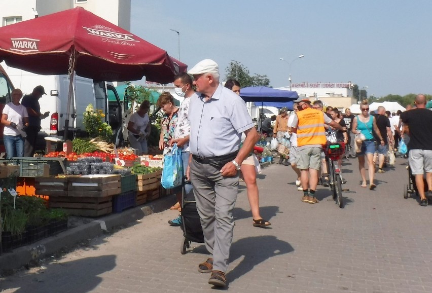 Na targowisku Korej w sobotę panował spory ruch. Ceny owoców...