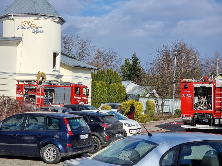 Pożar Hotelu Gloria w Przemyślu. Ogień pojawił się na poddaszu [ZDJĘCIA]