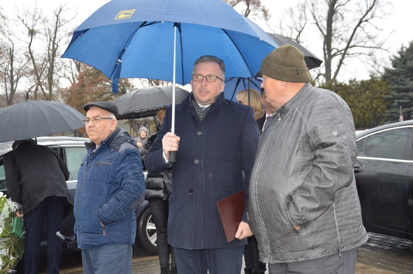 Mieszkańcy Szprotawy w strugach deszczu pożegnali Franciszka...