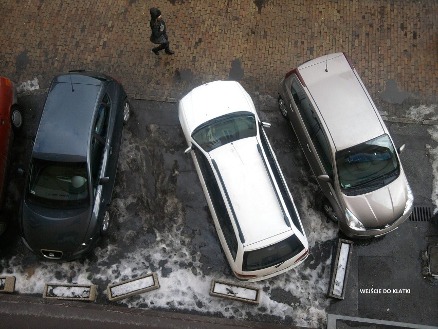 Ul. Grottgera: Kierowcy parkują na zakazach i utrudniają życie mieszkańcom (ZDJĘCIA)