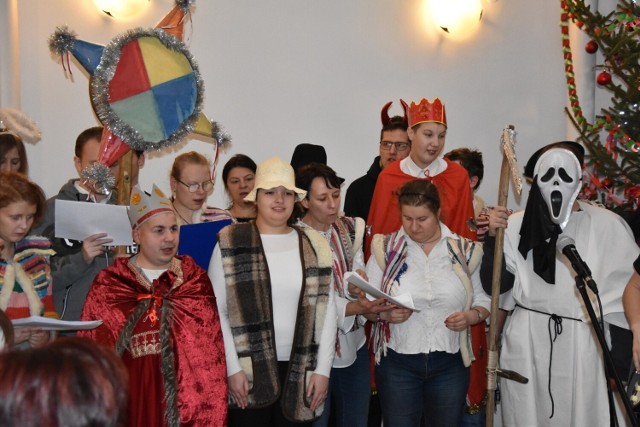 Przepięknym koncertem kolęd podopieczni Ośrodka Rehabilitacyjno-Edukacyjnego „Radość Życia” w Sandomierzu podbili  serca mieszkańców Domu Pomocy Społecznej w Sandomierzu.