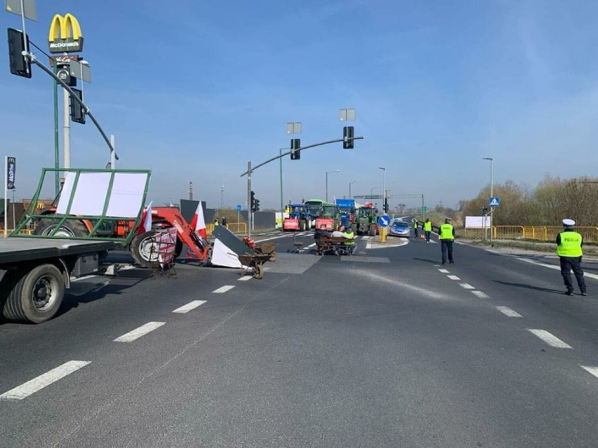 Rolnicy w powiecie lublinieckim blokowali drogi krajowe. Przywieźli trumnę - zobacz ZDJĘCIA