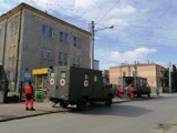 Rozpoczęły się przenosiny pacjentów ZPO z ul. Niskiej w Tomaszowie. W przeprowadzce pomagają żołnierze [ZDJĘCIA]
