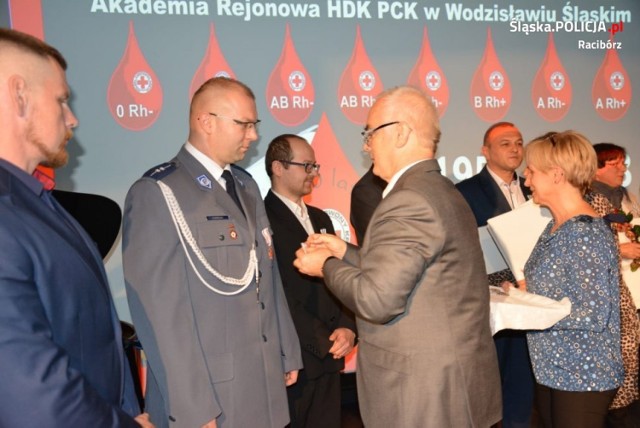Aspirant Marcin Sobeczko z Komisariatu Policji w Kuźni Raciborskiej otrzymał dwa odznaczenia Honorowego Dawcy Krwi