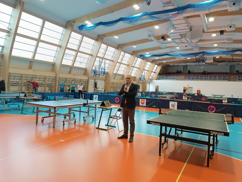 Turniej tenisa stołowego w hali sportowej ZS nr 1 w Wieluniu. Rywalizowali zawodnicy z kilku województw