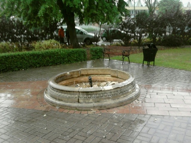Po fontannie pozostał jedynie pęknięty murek
