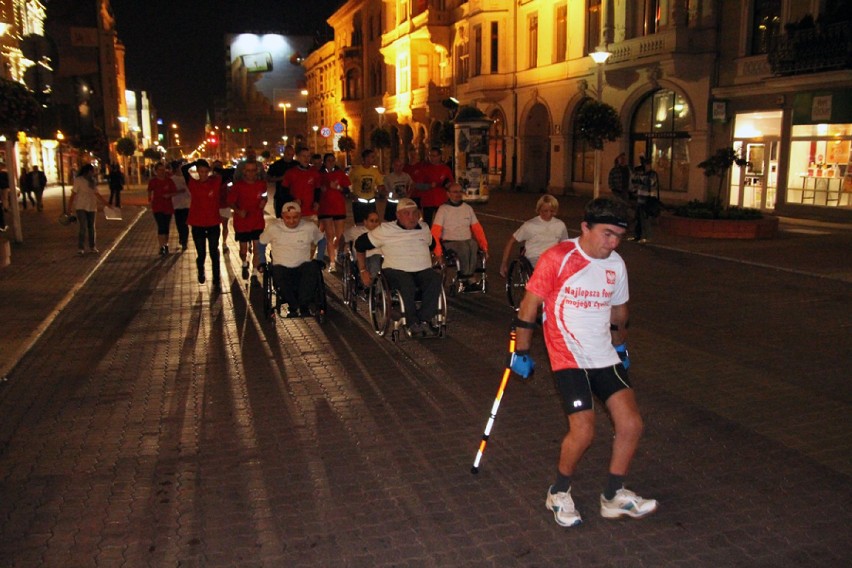 Niepełno i pełnosprawni biegacze wyruszyli w sztafetę do Warszawy