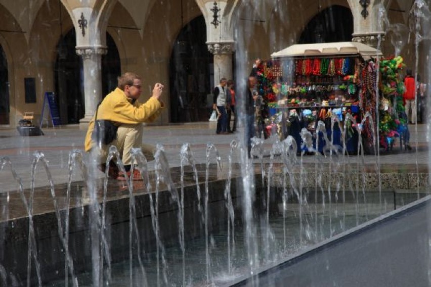 Działa już fontanna na Rynku Głównym [zdjęcia]