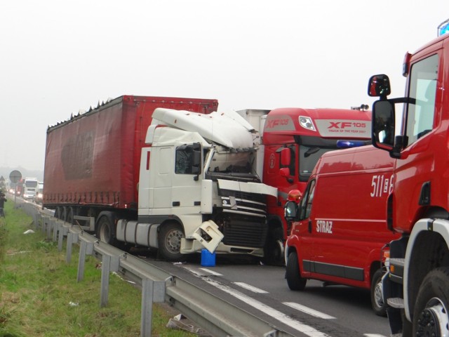 Wypadek na DK 1 pod Radomskiem. Zderzyły się dwie ciężarówki