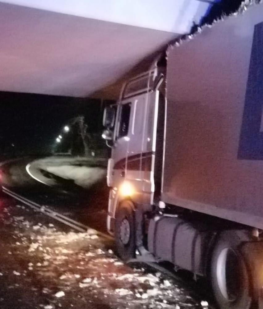 Tir utknął pod wiaduktem w powiecie puławskim. Kierowca zignorował oznakowanie drogowe. Zobacz zdjęcia [14.03]