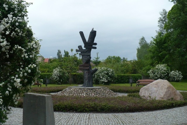 Witnica: Jedyny w Polsce Park Drogowskazów i Słupów Milowych Cywilizacji. Strefa refleksji. Takie drogowskazy towarzyszyły polskim i niemieckim uchodźcom w wielkiej wędrówce ludów będącej skutkiem wojny wywołanej przez hitlerowskie Niemcy.