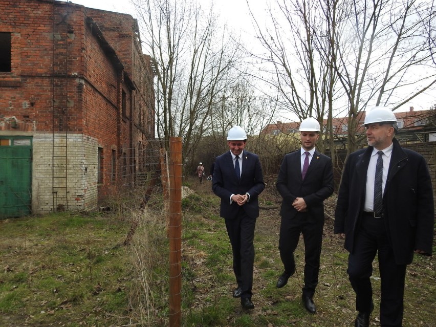 Marszałek Woźniak podpisał umowy na wielomilionowe dofinansowanie unijne inwestycji w Kościanie i Czempiniu