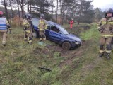 Wypadek w Kątach Opolskich. W dachowaniu volkswagena passata ranna została jedna osoba. Pogotowie zabrało ją do szpitala