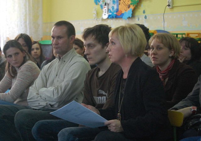 Nauczyciele i rodzice dzieci z Przedszkola nr 10 podczas spotkania z radnymi poświęconego planom likwidacji publicznej placówki oświatowej